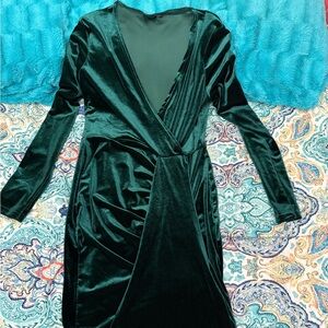 PrettyLittleThing Women’s Long Sleeve Velvet Plunge Neck Midi dress